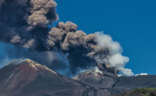 Wulkan Etna. Loty na Sycylię wstrzymane