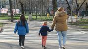 Matka z dziećmi przed przejściem dla pieszych 