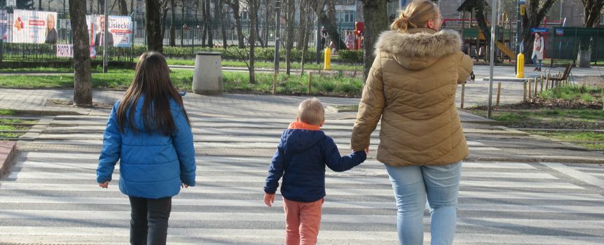 Matka z dziećmi przed przejściem dla pieszych 