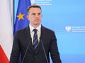 Adam Szłapka podczas konferencji