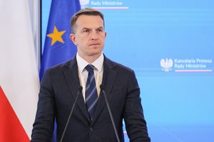 Adam Szłapka podczas konferencji
