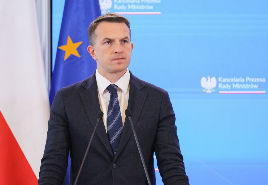 Adam Szłapka podczas konferencji