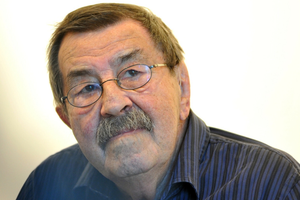 Na zdjęciu widać mężczyznę z okularami, o siwych włosach i wąsach, w niebieskiej koszuli.