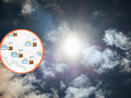 Na zdjęciu słońce zasłonięte chmurami, w tle prognoza pogody z temperaturami do 26°C.
