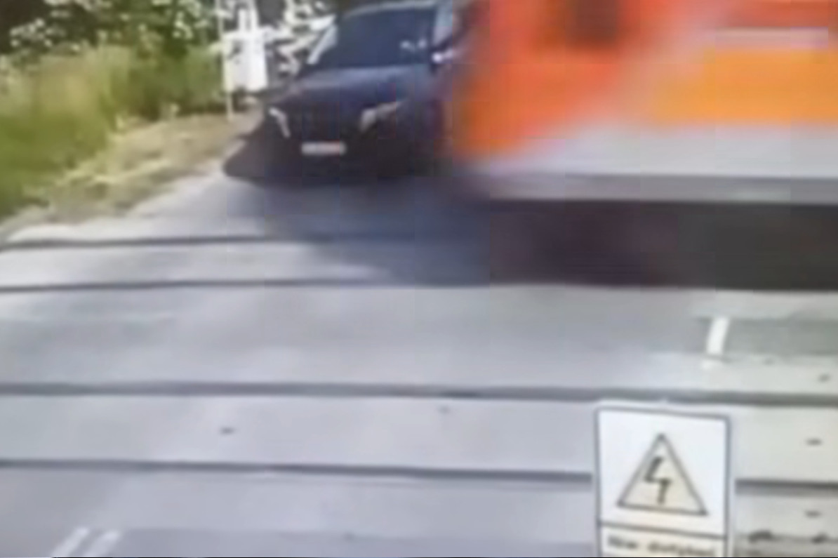 Chwile grozy na przejeździe kolejowym. Policja pokazała nagranie