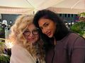 Magda Gessler i Nicole Scherzinger uśmiechają się do kamery, w tle rośliny i oświetlenie. Przyjemna, wieczorna atmosfera.