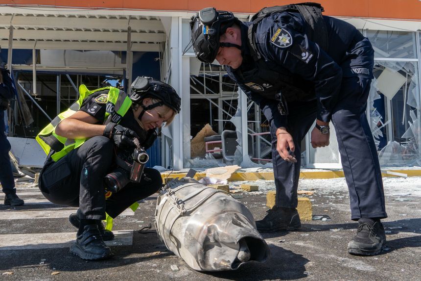 Policjanci badają szczątki rosyjskiego drona w Charkowie