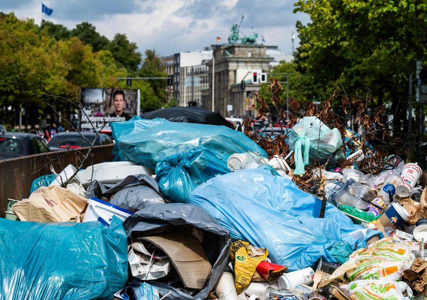 Brudne ulice, niszczejąca infrastruktura, obozowiska bezdomnych, problem narkomanii i niedobór mieszkań – zmuszony do zaciskania pasa Berlin stanowi uosobienie niemieckich zmagań z finansowaniem usług publicznych i infrastruktury.