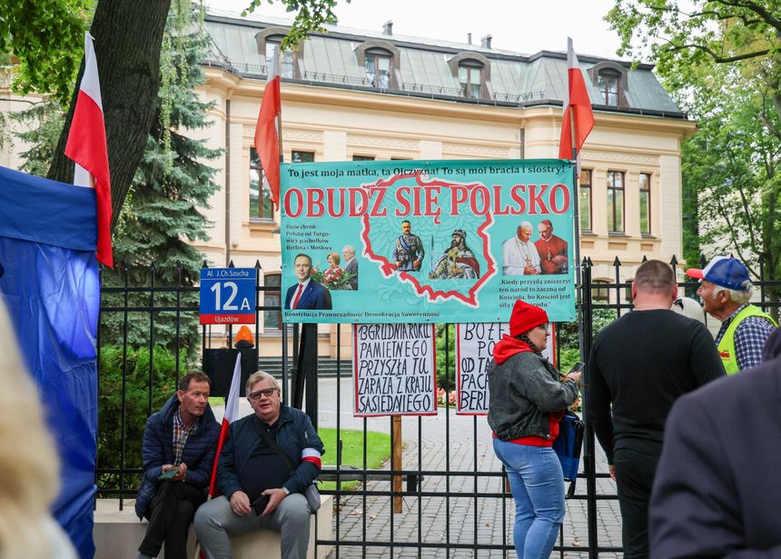 Miasteczko namiotowe przed siedziba Trybunalu Konstytucyjnego