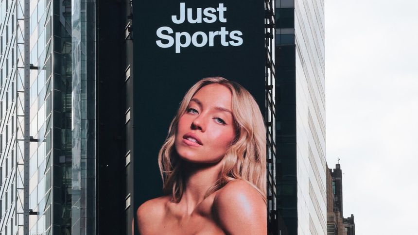 Reklama z udziałem Sydney Sweeney wyświetlona na Times Square w Nowym Jorku