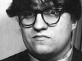 George R.R. Martin w 1973 roku. Mężczyzna z okularami, krótko ścięte włosy, poważny wyraz twarzy.