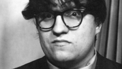 George R.R. Martin w 1973 roku. Mężczyzna z okularami, krótko ścięte włosy, poważny wyraz twarzy.