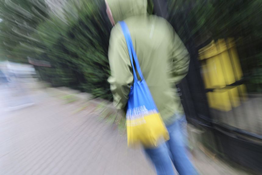 Kobieta z torbą w barwach ukraińskiej flagi (zdjęcie ilustracyjne)
