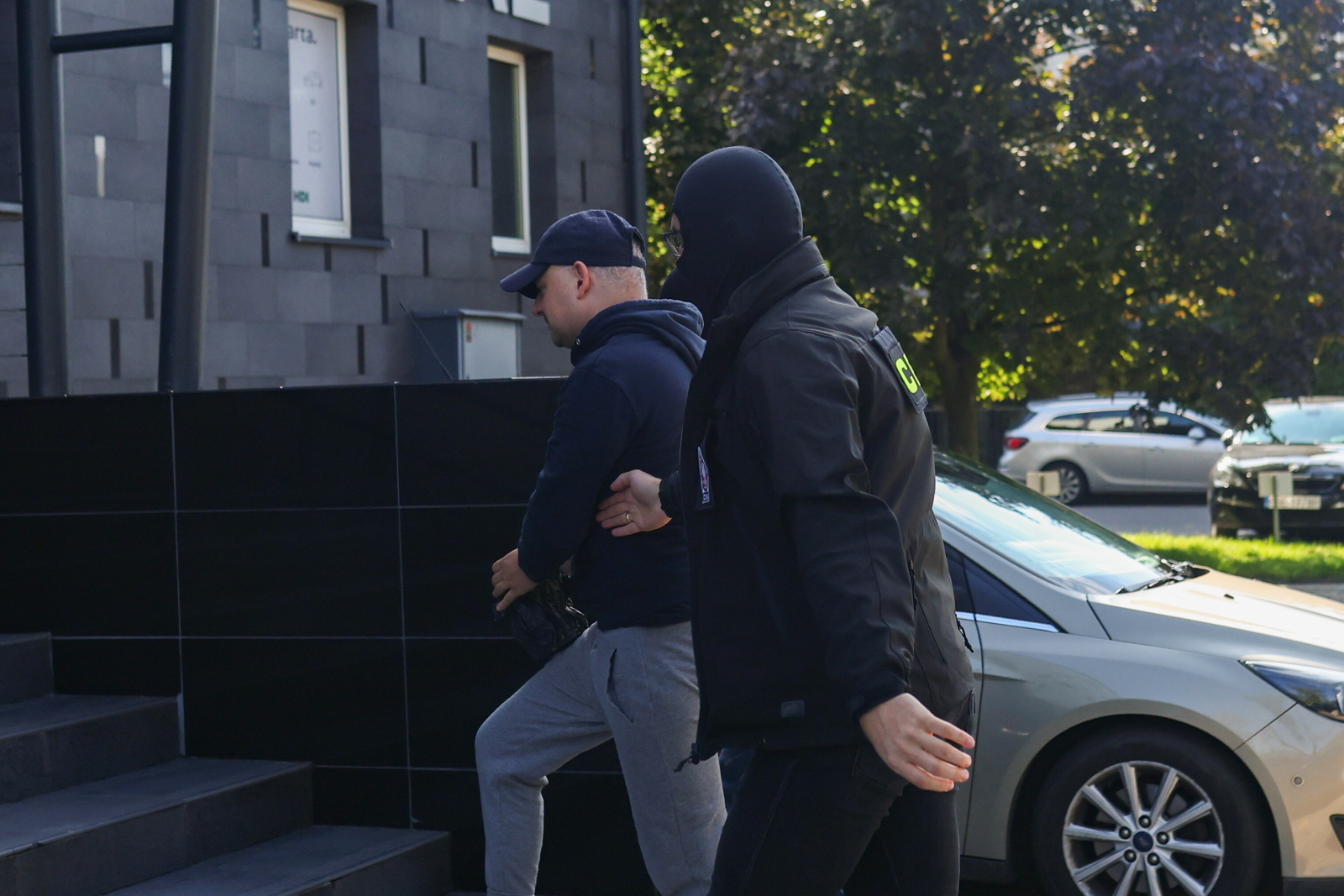 Wniosek o areszt dla Wojciecha Króla. Poseł wyprowadzony przez funkcjonariuszy CBA
