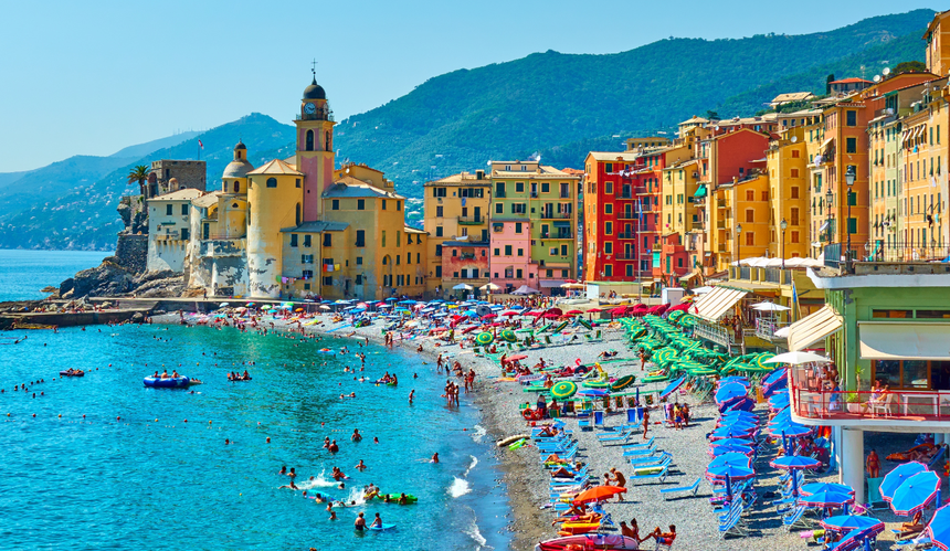 Plaża i kolorowe domy na wybrzeżu Camogli