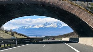 Spojrzenie na ośnieżone Tatry 