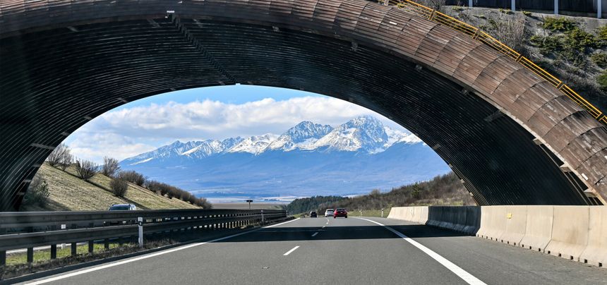 Spojrzenie na ośnieżone Tatry 