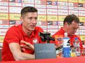 Na zdjęciu Robert Lewandowski podczas konferencji prasowej w czerwonej koszulce.