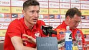 Na zdjęciu Robert Lewandowski podczas konferencji prasowej w czerwonej koszulce.