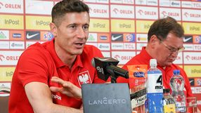 Na zdjęciu Robert Lewandowski podczas konferencji prasowej w czerwonej koszulce.