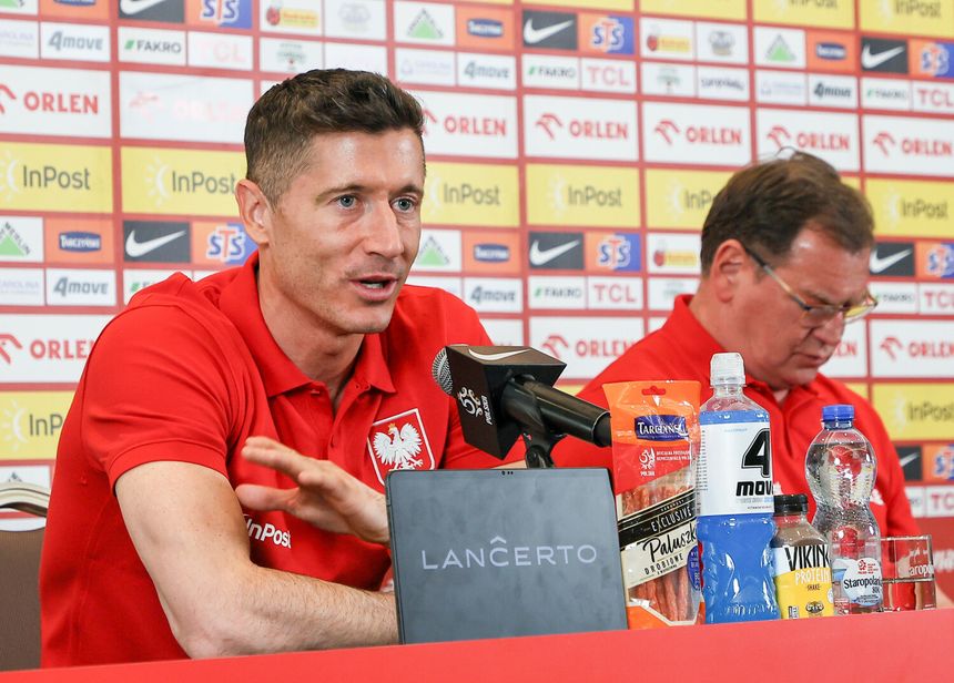 Na zdjęciu Robert Lewandowski podczas konferencji prasowej w czerwonej koszulce.