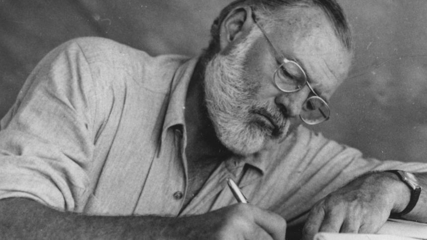 Ernest Hemingway napisał książkę, którą czytają w polskich szkołach 