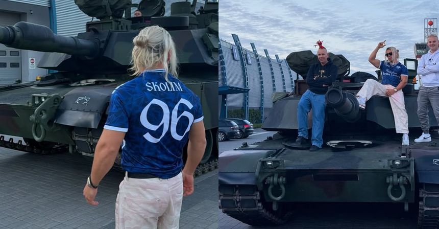 Skolim i jego przyjaciele stoją na czołgu, obok pojazdu widać budynki i zaparkowane samochody.