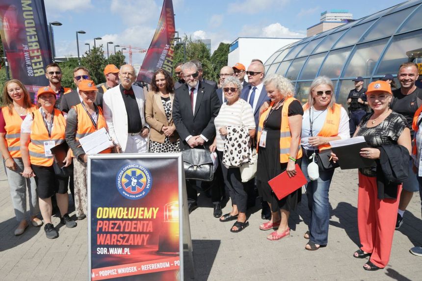 Trwa zbiórka podpisów ws. referendum w Warszawie. Akcję popierają m.in. Janusz Korwin-Mikke oraz Grzegorz Braun