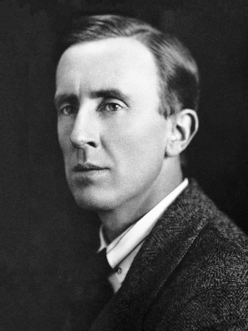 J.R.R. Tolkien w 1925 roku. Czarnobiałe zdjęcie mężczyzny, z krótkimi włosami, w eleganckim stroju.