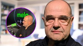 Cezary Żak w okularach, poważnym wyrazie twarzy, w czarnym ubraniu, tło rozmyte.