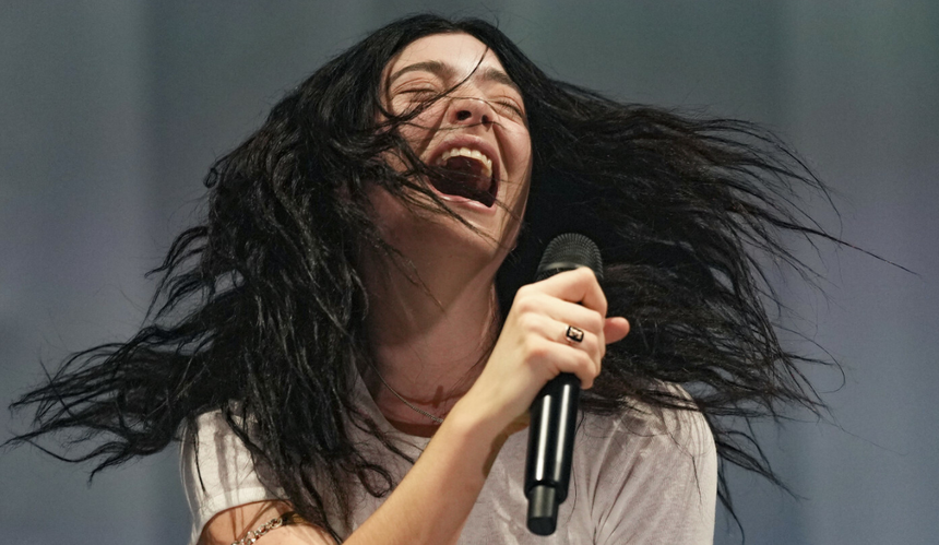Lorde z rozrzuconymi włosami podczas koncertu