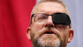 Braun ostrzega przed „ostatecznym rozwiązaniem kwestii polskiej”, Skalik mówi o „ukraińskiej okupacji”, a Wilk kibicuje niemieckiej AfD. Prześwietliliśmy przekaz rosnącej w sondażach Konfederacji Korony Polskiej.