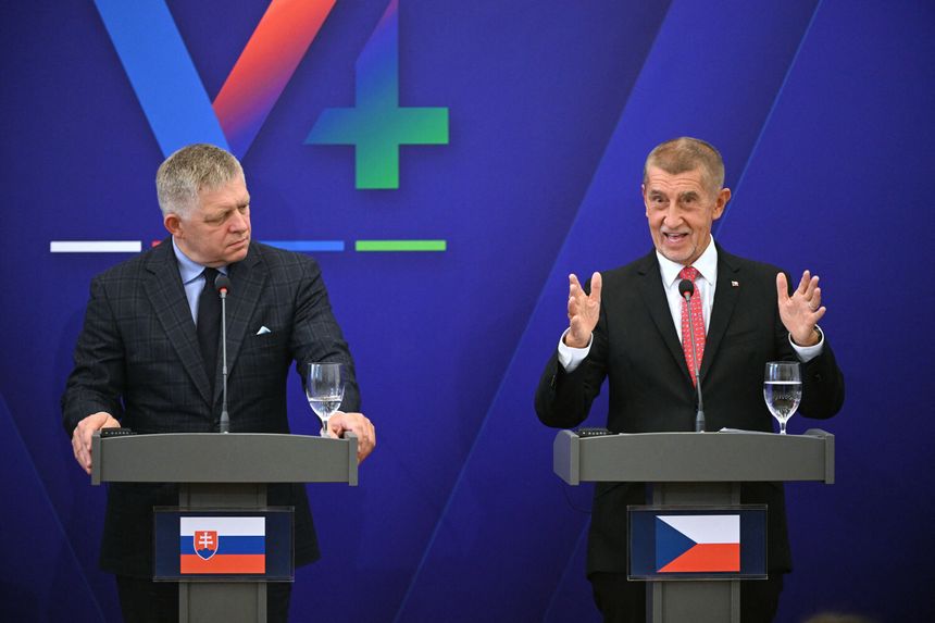 Dwaj mężczyźni przy mównicach, mówi jeden, drugi słucha; tło w kolorach niebieskim i zielonym.