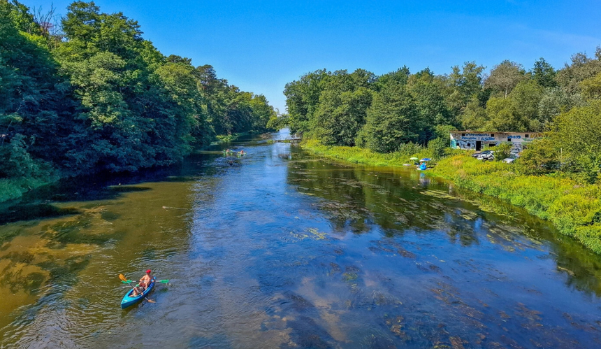 Widok na rzekę i lasy w Spale