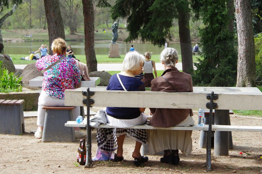 seniorki odpoczywają na ławce
