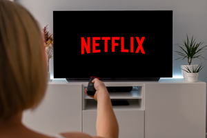 Kobieta oglądająca Netflix