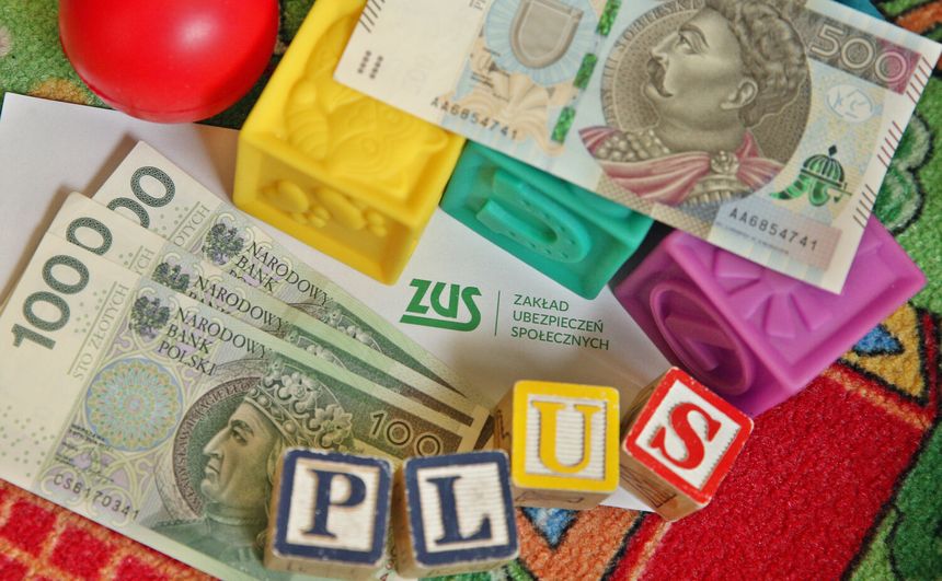 Na zdjęciu banknoty, klocki i dokument ZUS na kolorowym tle. Tematyka: finanse i dziecięce zabawy.
