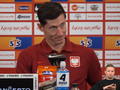 Na zdjęciu Robert Lewandowski podczas konferencji prasowej w czerwonej koszulce reprezentacji Polski.