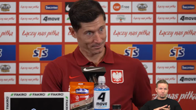 Na zdjęciu Robert Lewandowski podczas konferencji prasowej w czerwonej koszulce reprezentacji Polski.