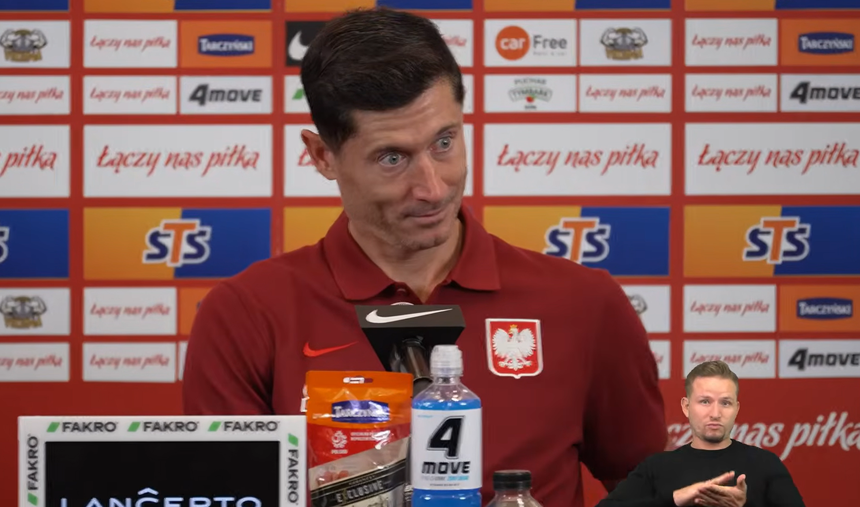 Na zdjęciu Robert Lewandowski podczas konferencji prasowej w czerwonej koszulce reprezentacji Polski.