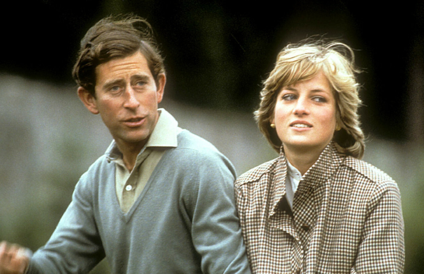 Na zdjęciu książę Charles i księżna Diana, siedzą razem na ławce, rozmawiając.