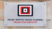 Logo Polskiego Instytutu Sztuki Filmowej na szklanej tablicy z napisami w języku polskim i angielskim.
