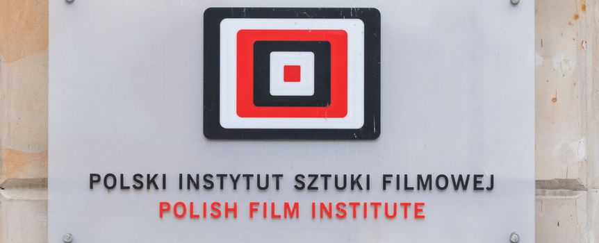 Logo Polskiego Instytutu Sztuki Filmowej na szklanej tablicy z napisami w języku polskim i angielskim.