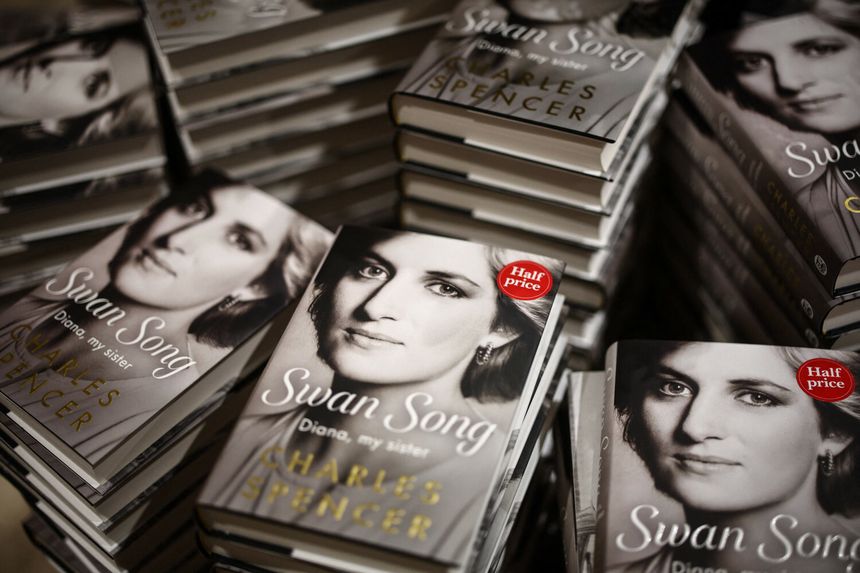 Zdjęcie przedstawia stos książek „Swan Song” Charlesa Spencera z portretem Diany.