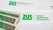 Zdjęcie: banknoty i koperty z logo ZUS oraz napisem 