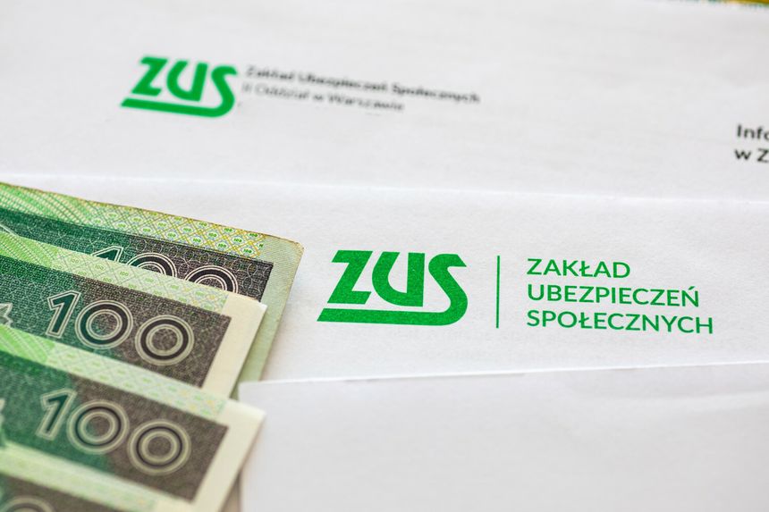 Zdjęcie: banknoty i koperty z logo ZUS oraz napisem 
