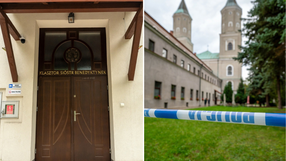 Drzwi klasztoru sióstr benedyktynek z policyjną taśmą w tle. Budynek z wieżami.