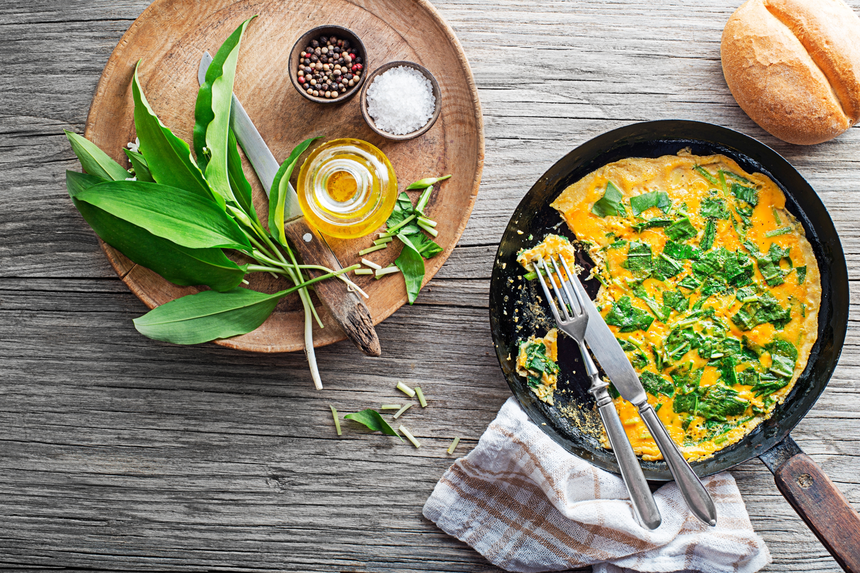 omlet z czosnkiem niedźwiedzim