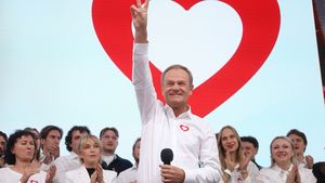 Triumfujący lider KO, Donald Tusk