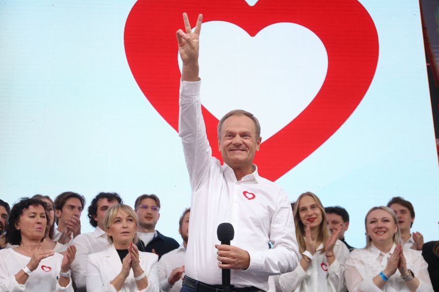 Triumfujący lider KO, Donald Tusk